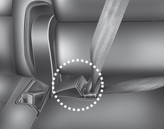 When using the rear center seat belt, the buckle with the “CENTER” mark must