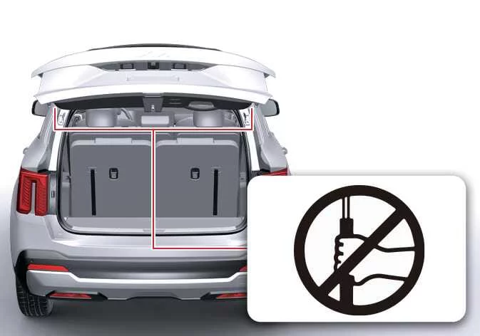 Location of pneumatic support struts on the Kia Sorento power liftgate assembly